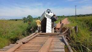 Camión con piedras se cayó de un puente en San José del Rosario - Nacionales - ABC Color