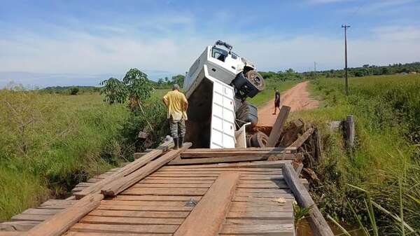 Camión con piedras se cayó de un puente en San José del Rosario - Nacionales - ABC Color