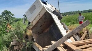 Desgracia con suerte: Cae un camión en viejo puente de San Pedro y ocupantes sufren solo golpes