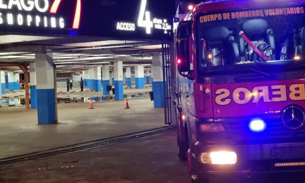 Evacúan shopping tras explosión de viga