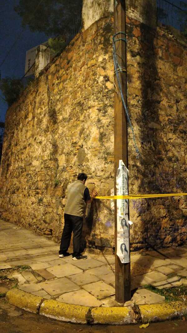 Carteles de señalización en zona del muro de Iglesia de La Encarnación | 1000 Noticias