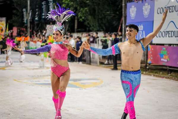 Alegría y brillo en la segunda noche del carnaval guaireño - Nacionales - ABC Color