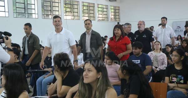 La Nación / “La educación es la llave del progreso”, dice Santiago Peña