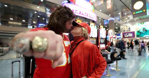La Nación / Taylor Swift aterriza a tiempo para el Super Bowl