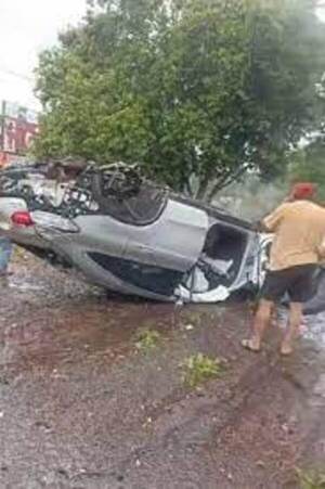 Dos heridos tras reventón de neumático y vuelco de vehículo en Hohenau
