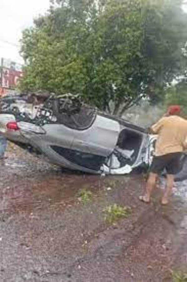Dos heridos tras reventón de neumático y vuelco de vehículo en Hohenau