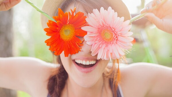 Mujeres se autoenvían flores por el Día de los Enamorados