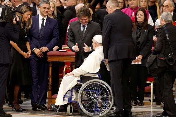 El papa y Milei se saludaron con un abrazo tras la canonización de "Mama Antula" - .::Agencia IP::.