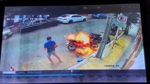 Video: Hombre quema de manera intencional la motocicleta de su ex novia en Villarrica
