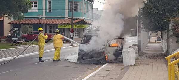 Video: un camión utilitario se incendia en Pilar - Nacionales - ABC Color
