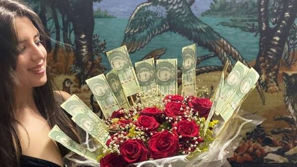 Modelo doctora recibió flores con platal de regalo