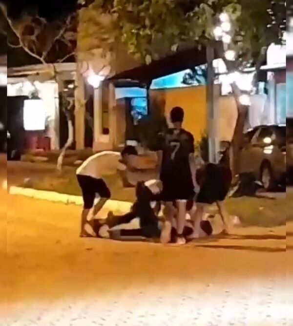 Jóvenes protagonizan violenta trifulca en la vía pública cerca del Hospital de IPS