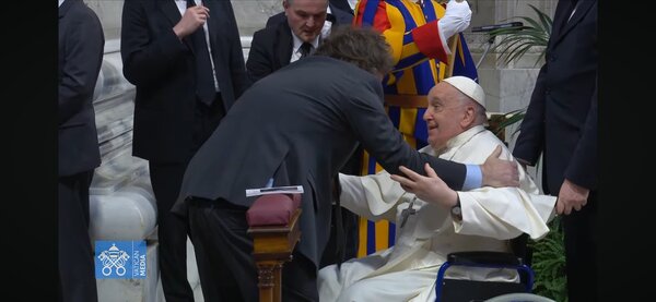 Papa y Milei se abrazan tras canonizar a la primera santa argentina | 1000 Noticias