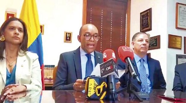 Grupo de exmandatarios rechazan asedio a Corte de Justicia de Colombia