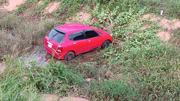 Accidente en la Ruta Transchaco: Vehículo cae en desagüe pluvial tras falla mecánica.