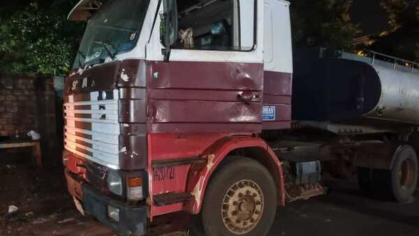 Detienen a conductor tras dañar tendido eléctrico y dejar varias casas sin luz