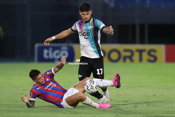 Versus / Cerro Porteño empata ante Libertad con un hombre más
