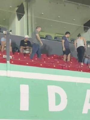Dirigente cerrista hizo gesto de "silencio" y ligó cañeada al final del partido