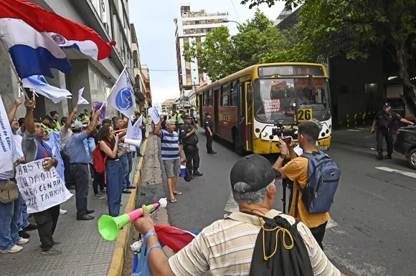 Santi ignora a pasajeros y choferes tras protesta por transporte público