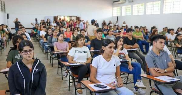 La Nación / “Las becas son una apuesta por la juventud”