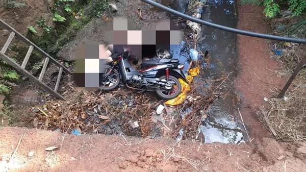 Motociclista aparentemente cayó de un puente y falleció en Capiatá - Policiales - ABC Color