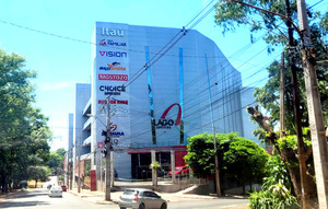 PÁNICO: Evacuan y clausuran Lago Shopping tras explosión de uno de los pilares del edificio - La Clave
