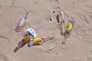 Inadaptados arrojan botellas de vidrio en Costanera de CDE