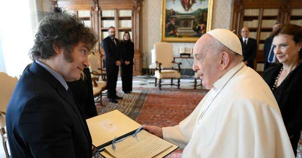 La Nación / El papa recibió a Milei, entre alfajores y galletitas