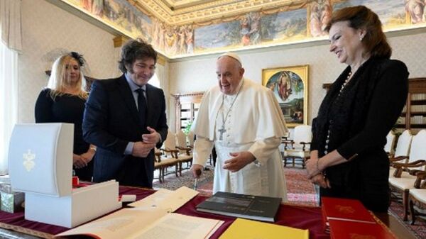 Javier Milei y Francisco estuvieron reunidos más de una hora en el Vaticano - .::Agencia IP::.