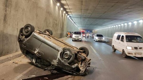 Cuatro personas sobreviven a un aparatoso vuelco de vehículo en Tres Bocas