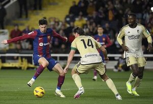 Yamal salva un empate para el Barça ante el ímpetu del Granada