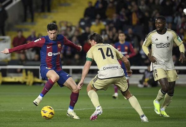 Yamal salva un empate para el Barça ante el ímpetu del Granada