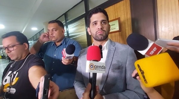 Huelga de hambre de Kattya seguirá hasta que “cartismo “desista de la reforma constitucional, según diputado