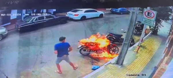 Villarrica: hombre que quemó la moto de su expareja continúa prófugo - trece