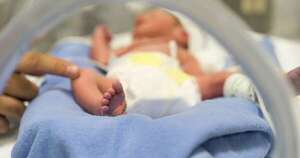 La Nación / Piden ayuda para bebé prematuro que perdió a su madre por dengue