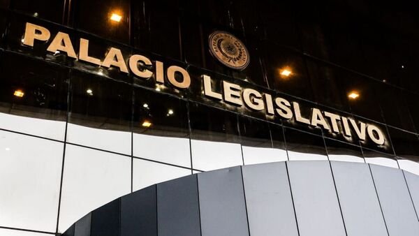 Postergan un día más presentación de la ley de servicio civil del Ejecutivo
