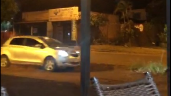 Quiso atropellar a su expareja, golpeó a su suegro y agredió a un policía