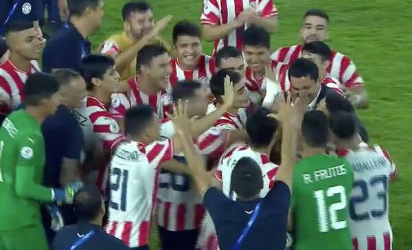 [VIDEO] "Cuatro, cuatro" ¿Qué le pidieron los campeones al presidente de la APF?