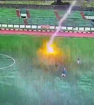 Indonesia: jugador amateur murió tras caída de rayo en medio de un partido - Unicanal