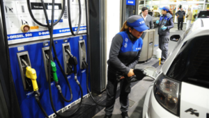 El consumo de combustible en Argentina cae tras fuertes subidas - Revista PLUS