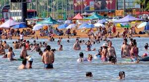 Encarnación Atrae a Multitudes Durante los Fines de Semana Calurosos