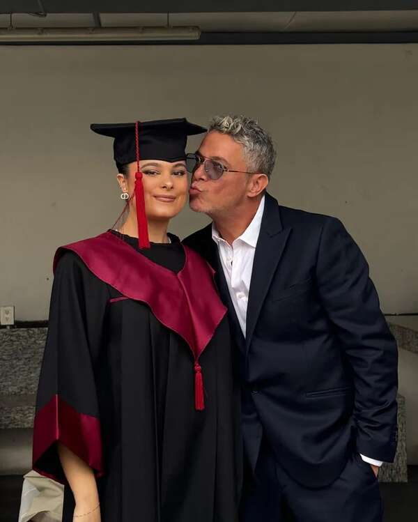 Alejandro Sanz sorprendió a su hija en su graduación, ¡mirá el emotivo video! - Gente - ABC Color