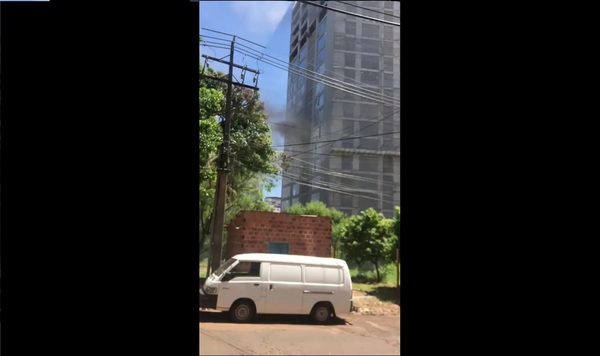 Incendio en edificio en construcción en Ciudad del Este - Noticias Paraguay