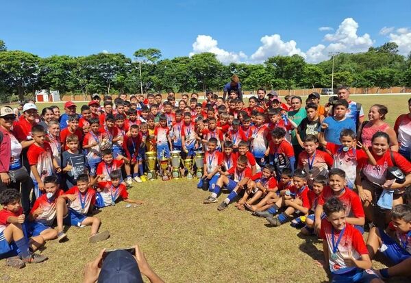 Escuela de Fútbol Victoriano Leguizamón campeón en torneo nacional