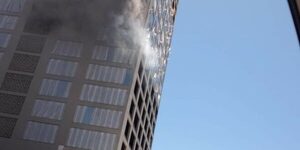 Edificio en construcción arde en llamas en el microcentro de CDE