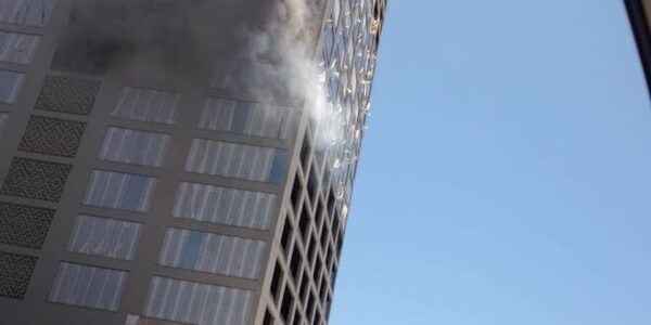 Edificio en construcción arde en llamas en el microcentro de CDE
