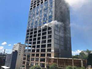 Varios obreros están atrapados en un edificio en llamas en CDE - ABC en el Este - ABC Color