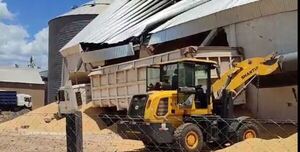 CNEL. BOGADO: SILO SE DERRUMBA Y UNA PERSONA QUEDA ATRAPADA BAJO TONELADAS DE ARROZ - Itapúa Noticias