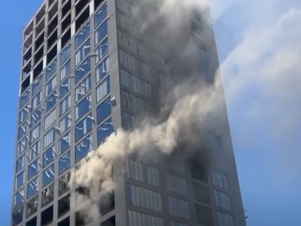 Llamas consumen a un edificio en obras de CDE - La Tribuna