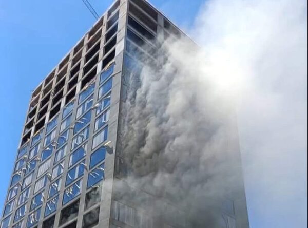 Se incendia edificio en construcción en Ciudad del Este · Radio Monumental 1080 AM